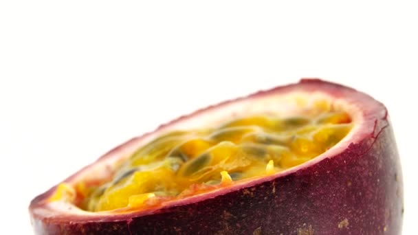 Διατομή Ενός Puple Passion Fruit Μακρό Πλάνο Φρέσκων Εξωτικών Φρούτων — Αρχείο Βίντεο