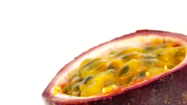 Διατομή Ενός Puple Passion Fruit Μακρό Πλάνο Φρέσκων Εξωτικών Φρούτων — Αρχείο Βίντεο