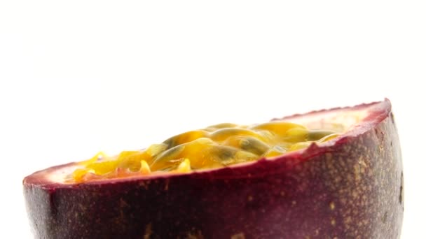 Διατομή Ενός Puple Passion Fruit Μακρό Πλάνο Φρέσκων Εξωτικών Φρούτων — Αρχείο Βίντεο