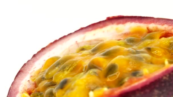 Διατομή Ενός Puple Passion Fruit Μακρό Πλάνο Φρέσκων Εξωτικών Φρούτων — Αρχείο Βίντεο