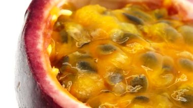 Tutku meyvesinin 4K kesiti beyaz arka planda izole edilmiş taze egzotik tutku meyvesinin Macro shot 'ı.