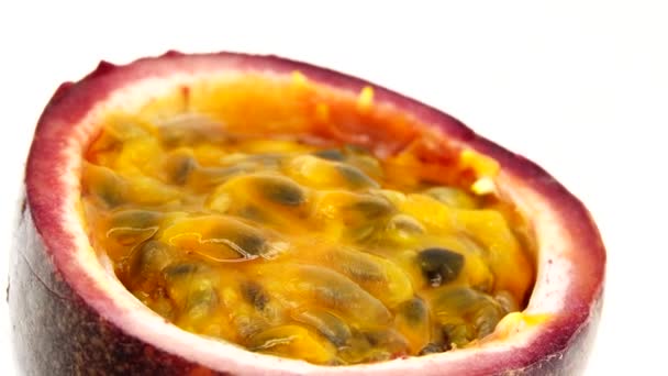 Querschnitt Einer Passionsfrucht Makroaufnahme Von Scheiben Geschnittenen Frischen Exotischen Passionsfrüchten — Stockvideo