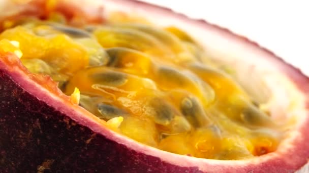 Διατομή Ενός Puple Passion Fruit Μακρό Πλάνο Φρέσκων Εξωτικών Φρούτων — Αρχείο Βίντεο