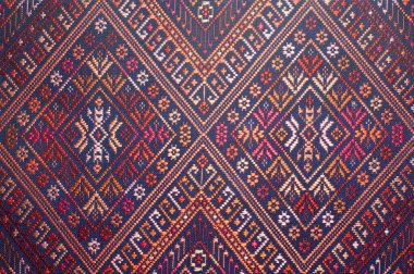 Renkli Tayland ipeği el işi Peru tarzı halı yüzeyi doğal malzemelerden yapılmış eski yırtık antika kimyasallar ipek arkaplan dokusunu kapatır