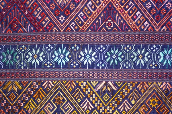 カラフルなタイのシルク手芸ペルースタイルのラグ表面古いヴィンテージは 自然素材から作られた保護を引き裂かれたシルクの背景の絹のテクスチャを閉じます — ストック写真