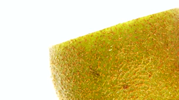 Geschnittene Kiwi Früchte Isoliert Auf Weißem Hintergrund Drei Kiwi Früchte — Stockvideo