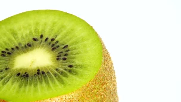 Geschnittene Kiwi Früchte Isoliert Auf Weißem Hintergrund Drei Kiwi Früchte — Stockvideo