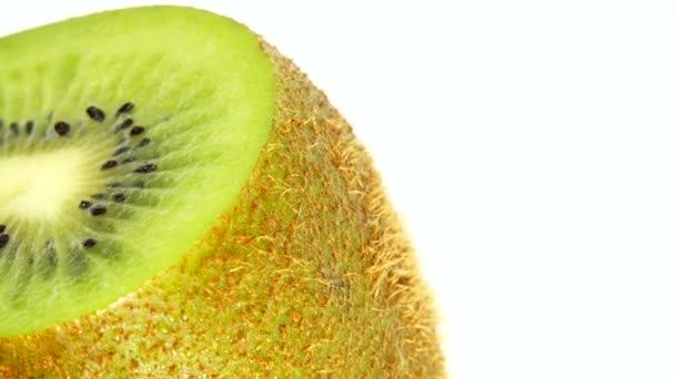 Geschnittene Kiwi Früchte Isoliert Auf Weißem Hintergrund Drei Kiwi Früchte — Stockvideo