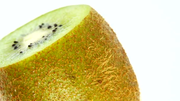 Geschnittene Kiwi Früchte Isoliert Auf Weißem Hintergrund Drei Kiwi Früchte — Stockvideo