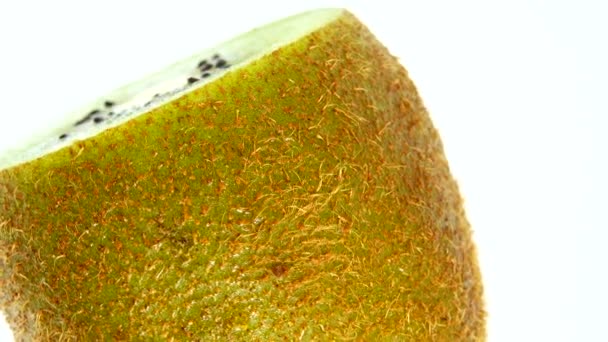 Snijd Kiwi Fruit Geïsoleerd Witte Achtergrond Drie Kiwi Fruit Close — Stockvideo