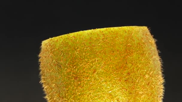 Cut Kiwi Ovoce Izolované Černém Pozadí Tři Kiwi Ovoce Zblízka — Stock video