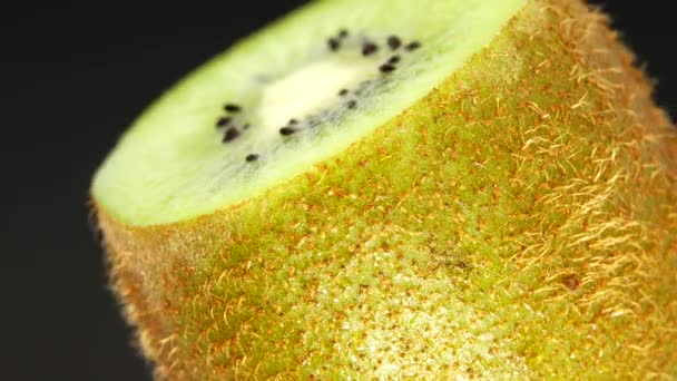 Cut Kiwi Frutas Isoladas Fundo Preto Três Kiwi Frutas Close — Vídeo de Stock
