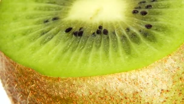 Κομμένα Ακτινίδια Φρούτα Απομονώνονται Μαύρο Φόντο Τρία Ακτινίδια Φρούτα Κοντινό — Αρχείο Βίντεο