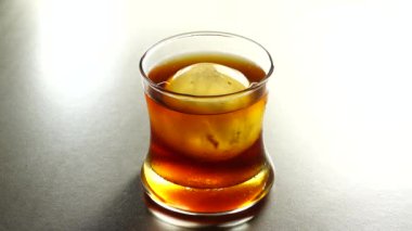 4K Kaya Soğuk Bira Buzlu Kahve Temiz cam bir fincanda Granit bir zeminde   