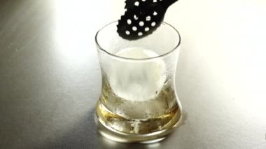 4K Kaya Soğuk Bira Buzlu Kahve Temiz cam bir fincanda Granit bir zeminde   