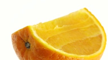 Göbek portakal meyvesinin 4K Macro karesi ve dönüşümlü. Beyaz arka planda izole edilmiş taze turunçgil portakalını kapat.