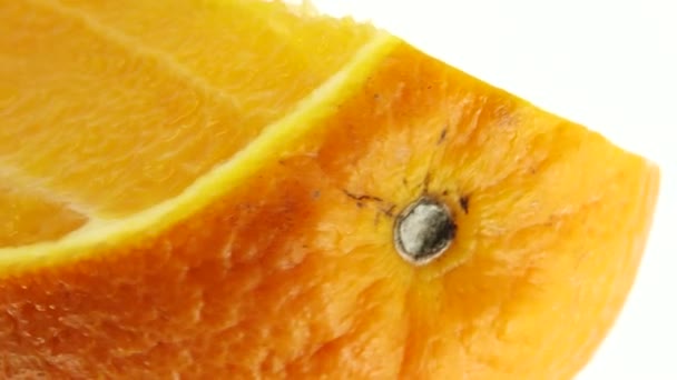 4Kネーブルオレンジの果実と回転のマクロショット 白の背景に隔離された新鮮な柑橘類のオレンジを閉じます — ストック動画
