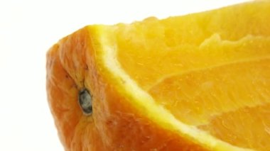 Göbek portakal meyvesinin 4K Macro karesi ve dönüşümlü. Beyaz arka planda izole edilmiş taze turunçgil portakalını kapat.