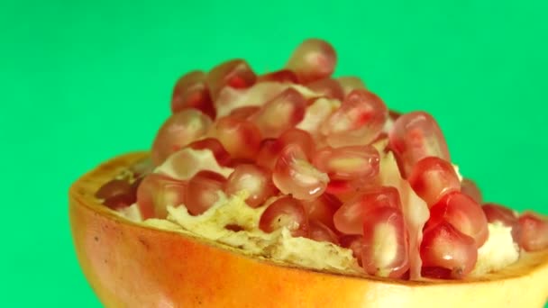 Organické Zdravé Červené Ovoce Zblízka Otevřené Granátové Jablko Otáčí Zeleném — Stock video
