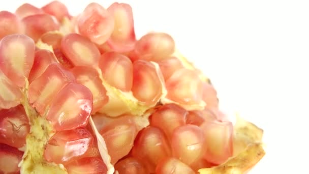 4K有机健康红果特写 开放的石榴果在白色的背景上旋转 石榴籽 — 图库视频影像