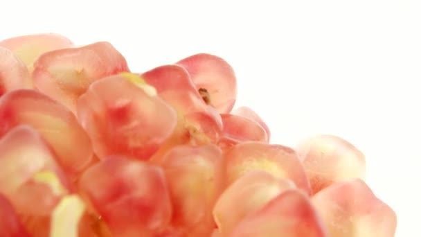 Organické Zdravé Červené Ovoce Zblízka Otevřené Granátové Jablko Otáčí Bílém — Stock video