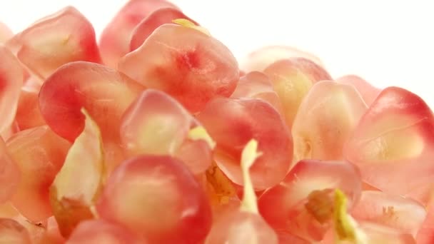 Ekologisk Frisk Röd Frukt Närbild Öppna Granatäpplen Frukt Roterar Vit — Stockvideo