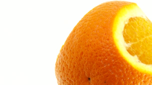 4K大头牛肚脐橙子片 关闭新鲜柑橘橙 白色背景分离 — 图库视频影像