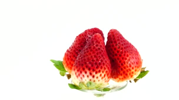 Red Raspberry Juicy Strawberries Strawberry Halves Κοντινό Πλάνο Νόστιμα Καλοκαιρινά — Αρχείο Βίντεο
