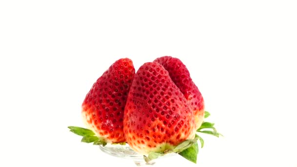 Fraises Rouges Juteuses Moitiés Fraises Close Délicieuses Baies Été Sur — Video