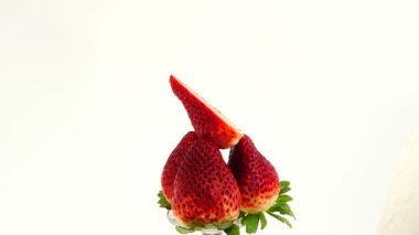 4K Kırmızı Ahududu Sulu Çilek ve Çilek Böğürtlenleri, yakın plan. Lezzetli yaz meyveleri. Beyaz arka plan dilimleri ve taze hasat çilekleri üzerinde. Doğal Sağlıklı Vejetaryen Yemekleri