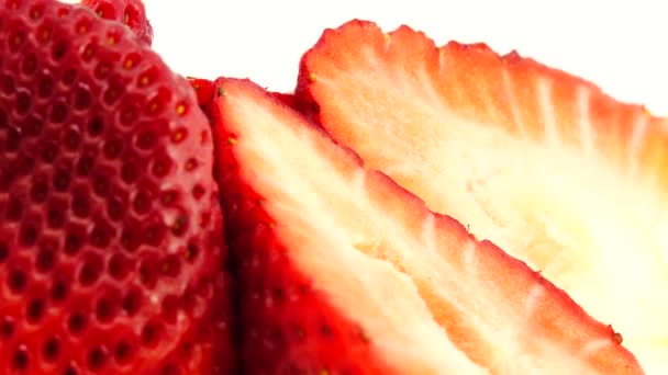 Rote Himbeersaft Erdbeeren Und Erdbeerhälften Nahaufnahme Köstliche Sommerbeeren Auf Weißem — Stockvideo