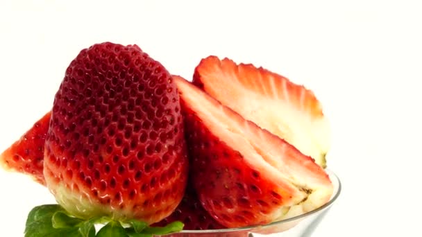 Frambuesa Roja Jugosas Fresas Mitades Fresa Primer Plano Deliciosas Bayas — Vídeos de Stock