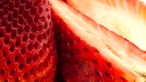 Frambuesa Roja Jugosas Fresas Mitades Fresa Primer Plano Deliciosas Bayas — Vídeos de Stock