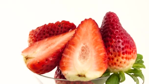 4K红覆盆子汁草莓和草莓的一半 美味的夏贝里斯 用白色背景片和新鲜收获的草莓制成 天然健康食品 — 图库视频影像