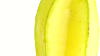4K Organik yıldız meyve carambola veya yıldız elması (yıldız meyvesi) yakın plan beyaz zemin üzerinde döner