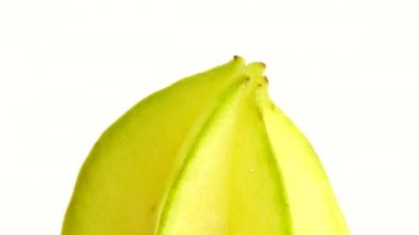 4K Organik yıldız meyve carambola veya yıldız elması (yıldız meyvesi) yakın plan beyaz zemin üzerinde döner