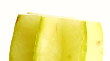 4K Organik yıldız meyve carambola veya yıldız elması (yıldız meyvesi) yakın plan beyaz zemin üzerinde döner