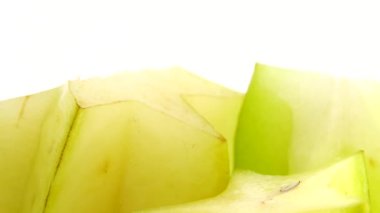4K Organik yıldız meyve carambola veya yıldız elması (yıldız meyvesi) yakın plan beyaz zemin üzerinde döner