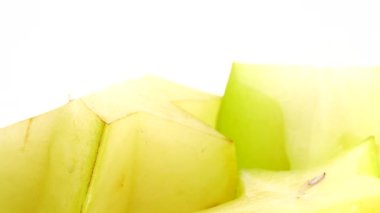 4K Organik yıldız meyve carambola veya yıldız elması (yıldız meyvesi) yakın plan beyaz zemin üzerinde döner