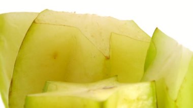 4K Organik yıldız meyve carambola veya yıldız elması (yıldız meyvesi) yakın plan beyaz zemin üzerinde döner