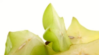 4K Organik yıldız meyve carambola veya yıldız elması (yıldız meyvesi) yakın plan beyaz zemin üzerinde döner