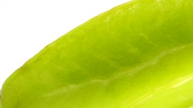 4K Organik yıldız meyve carambola veya yıldız elması (yıldız meyvesi) yakın plan beyaz zemin üzerinde döner