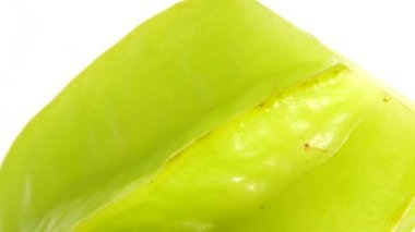 4K Organik yıldız meyve carambola veya yıldız elması (yıldız meyvesi) yakın plan beyaz zemin üzerinde döner