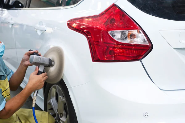 Pools van de auto na de reparatie ongeval witte verf. — Stockfoto