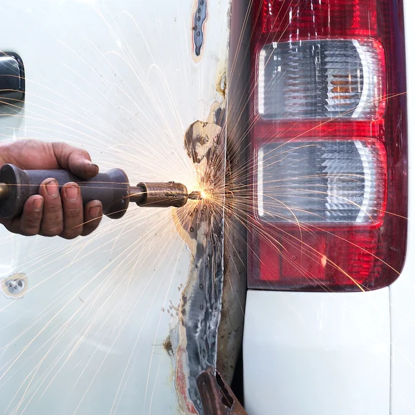 Werknemer autolichaam herstellen na het ongeval. — Stockfoto