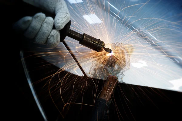 Worker repairing car body after the accident. — Stock Photo, Image