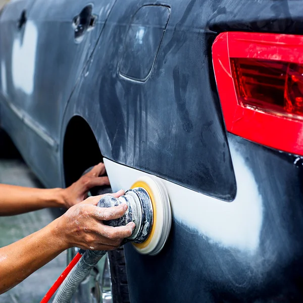 Cuerpo del coche trabajo auto reparación de pintura después del accidente . — Foto de Stock