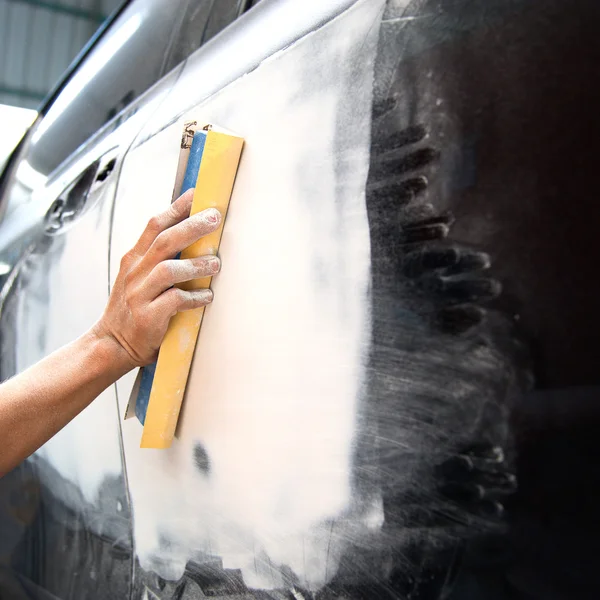 Cuerpo del coche trabajo auto reparación de pintura después del accidente . — Foto de Stock