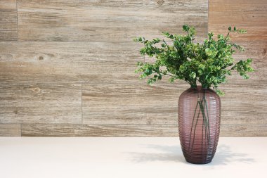 Gerbera çiçek vazo ahşap backgrouds üzerinde.