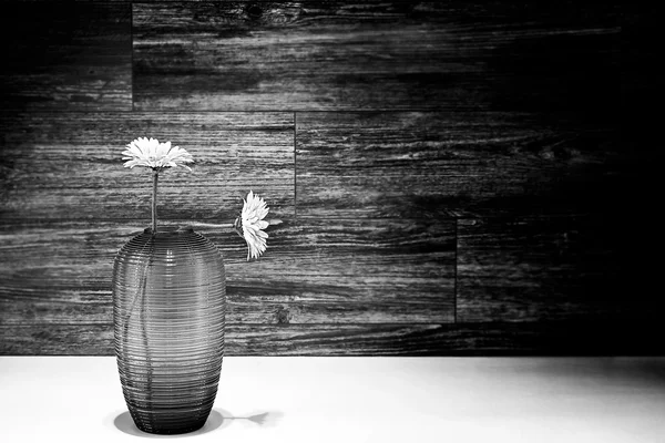 Gerbera flower on the vase wood backgrouds. — Stock Photo, Image